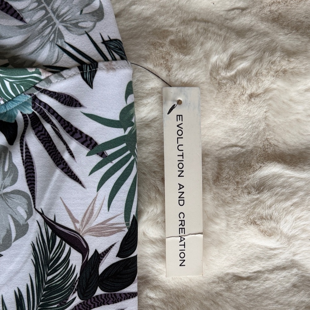Evolution and Creation Tropical Leaf Print Leggings - Green and Black. 3/4 lgth - Picture 3 of 4